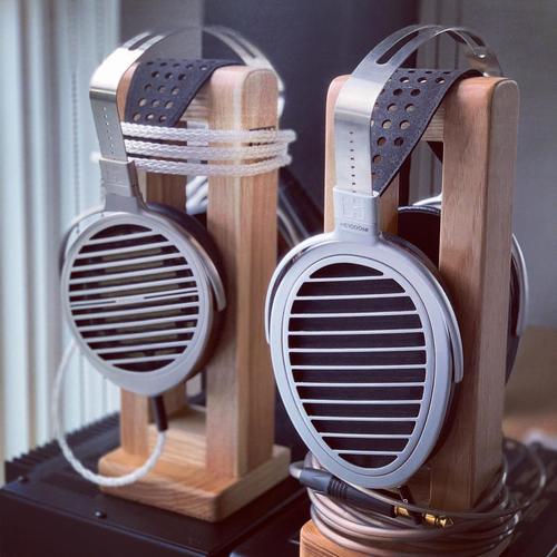 天然木イヤースピーカースタンド「 STAX HPS-2 」2個　使用品と未使用品 STAX HPS-2 Natural Wood Headphone Stand — Stax