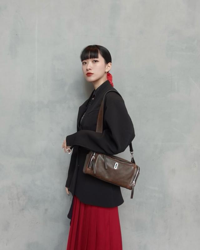 vunque]Perfec Multi Pocket Shoulder S Bag_Brown