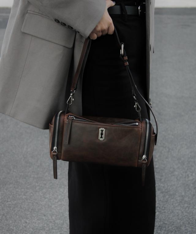 vunque]Perfec Multi Pocket Shoulder S Bag_Brown
