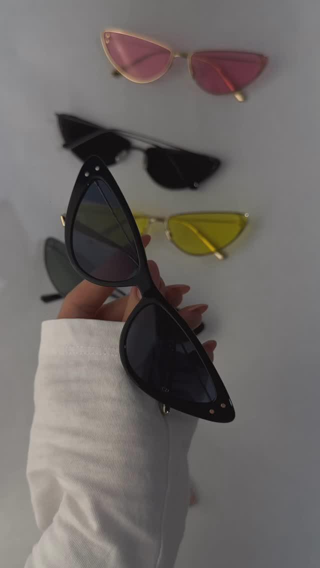 Black Grey Square Ladies Gg0499s 001 54 Sunglasses New GUCCI GG0499S 001 Black Gold Chain Oversized Sunglasses  main image 4