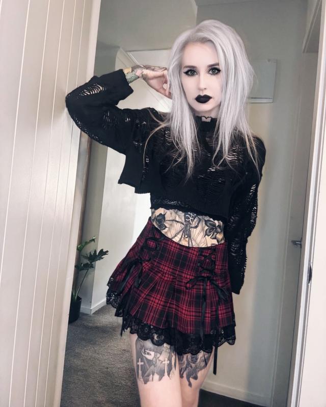 Black Knitted Grunge Ripped Crop Sweater – GTHIC